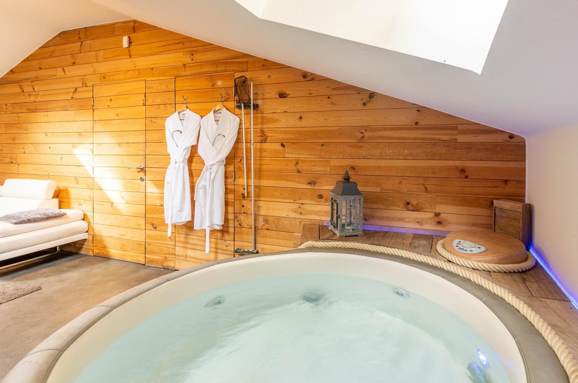 Le Lov'T - Suite Avec Jacuzzi Spontin Eksteriør billede